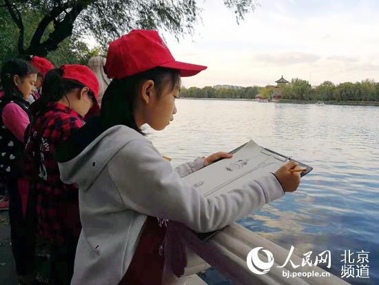 市民参与环湖快乐走活动 漫游什刹海感受秋景