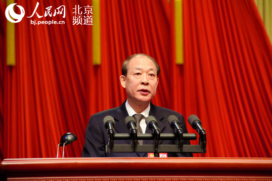 北京市十五届人大二次会议听取关于《北京市非物质文化遗产条例（草案）》的说明，北京市人大常委会副主任张清作相关说明。人民网 池梦蕊 摄