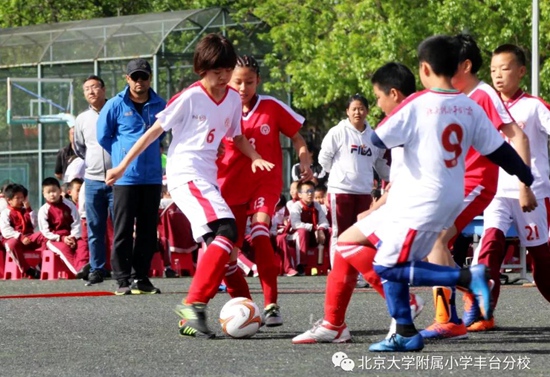 近日,北京大学附属小学丰台分校首届校园足球文化节拉开帷幕.