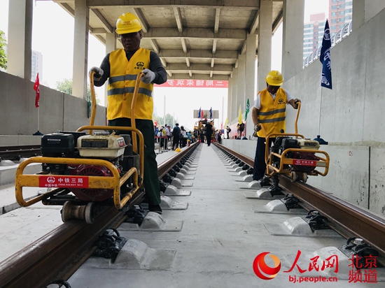 北京冬奥会保障工程京张高铁今日全线铺轨完成 年底运营