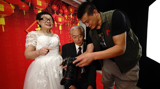 上海老年人拍婚纱照_老年人在教堂拍婚纱照(2)