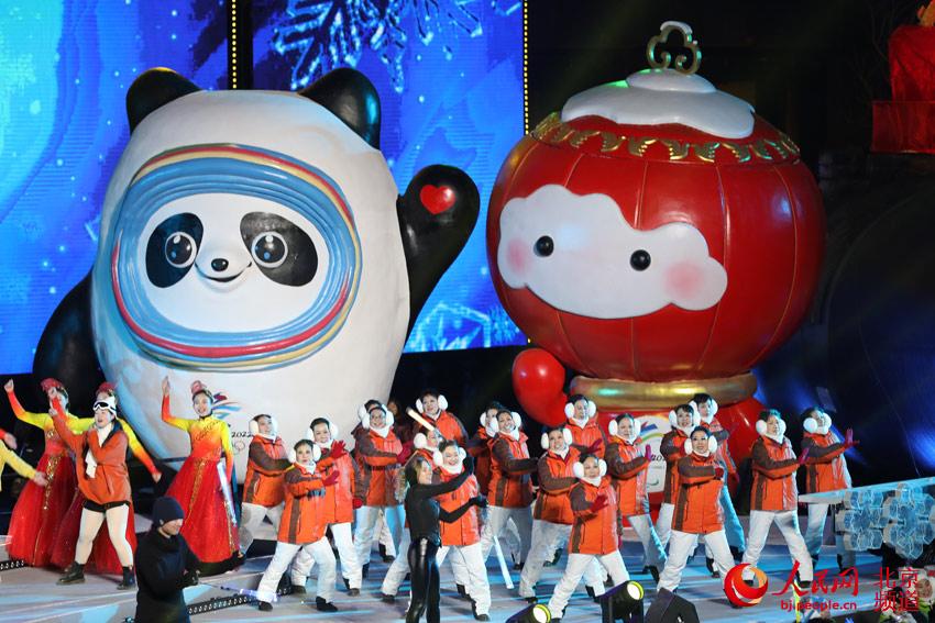 北京冬奧會和冬殘奧會的吉祥物冰墩墩和雪容融也來助陣新年倒計時活動。人民網尹星雲 攝