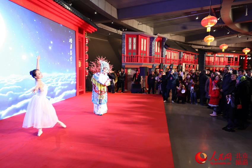 中外友人共同欣賞了中西文化融合的創新節目《京劇芭蕾》。人民網尹星雲 攝