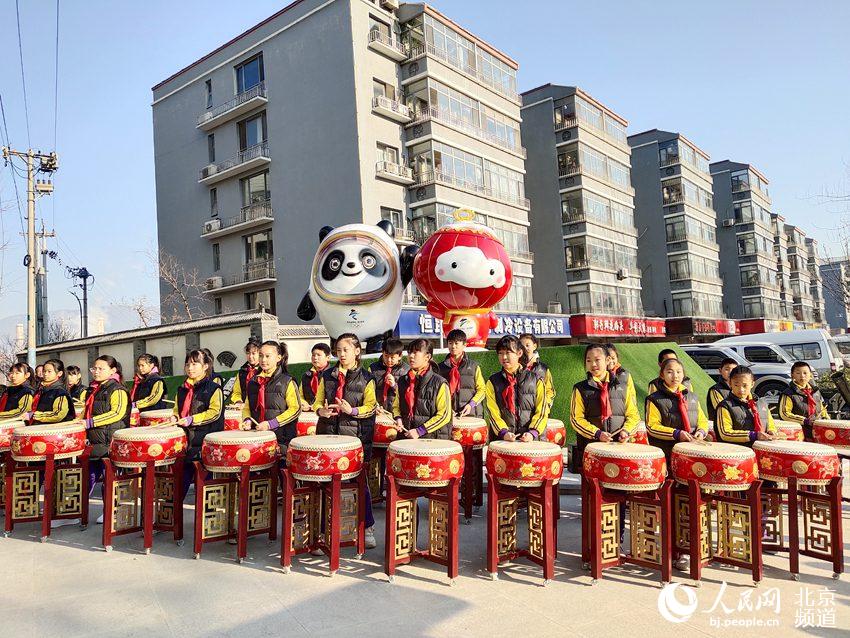 在高井街区入口处，北京冬奥会吉祥物正式落户冬奥社区。广宁街道供图