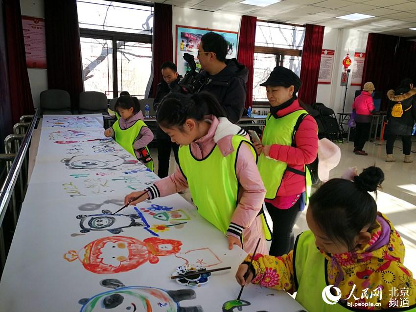 社區居民繪制冰雪長卷祝福北京冬奧。廣寧街道供圖
