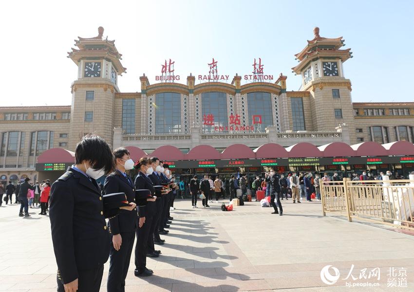 上午十時，北京站廣場上，北京站民警、北京站工作人員、環衛工人、旅客默哀。人民網 尹星雲攝
