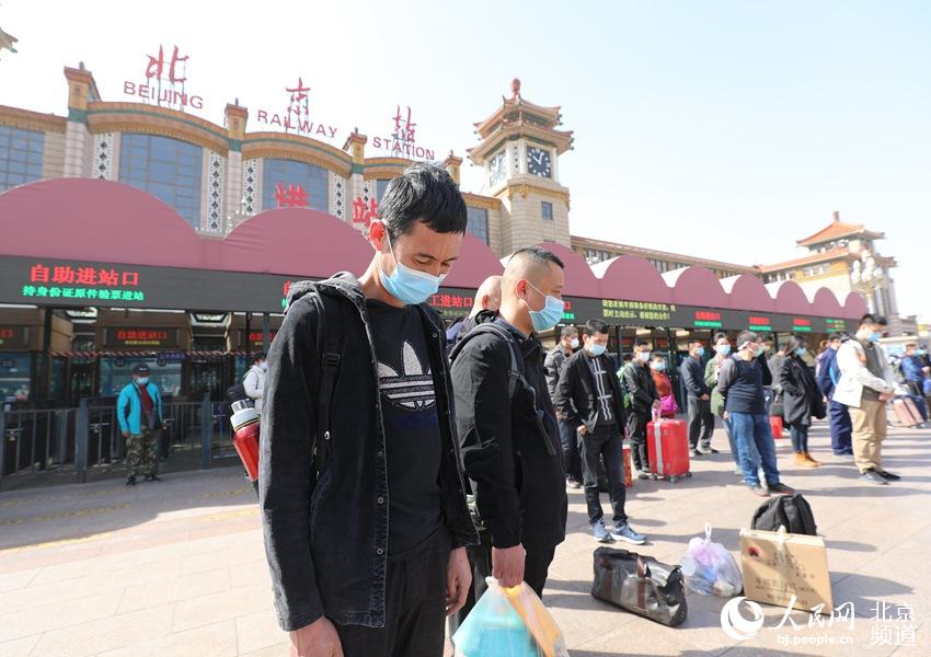 上午十時，北京站廣場前，旅客駐足肅立，為抗擊疫情犧牲烈士和逝世同胞默哀。人民網 尹星雲攝