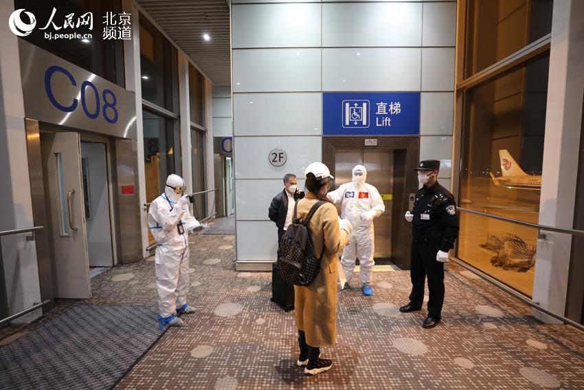 一些旅客通過國內其他口岸入境進京。在T3-C，民警對不了解入境隔離規定的這部分國內航段的旅客進行耐心的勸導。人民網尹星雲 攝