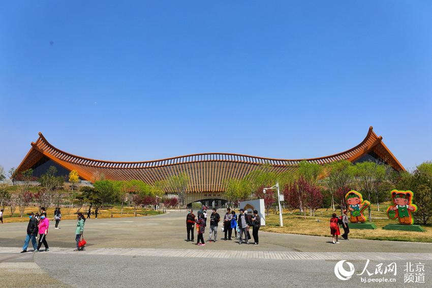 北京世園公園內，世園會主場館之一的中國館以唯美的造型依然吸引著游客。人民網尹星雲 攝