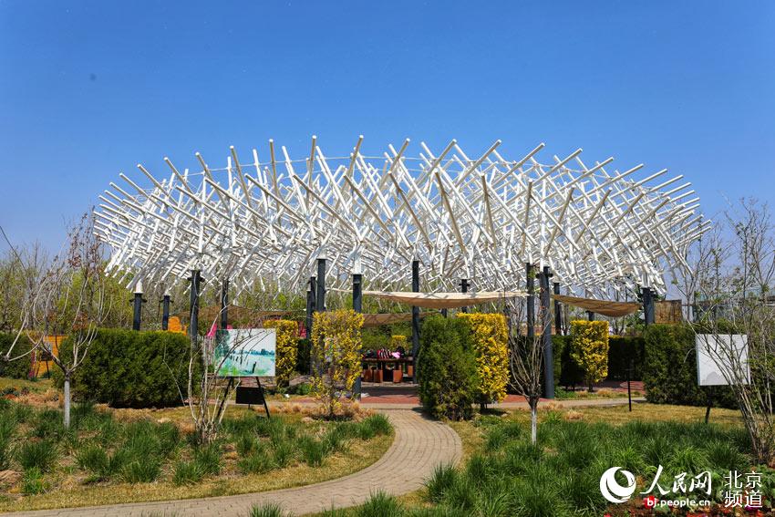 北京世園公園保留了2019北京世園會的園藝設計及建筑。人民網尹星雲 攝