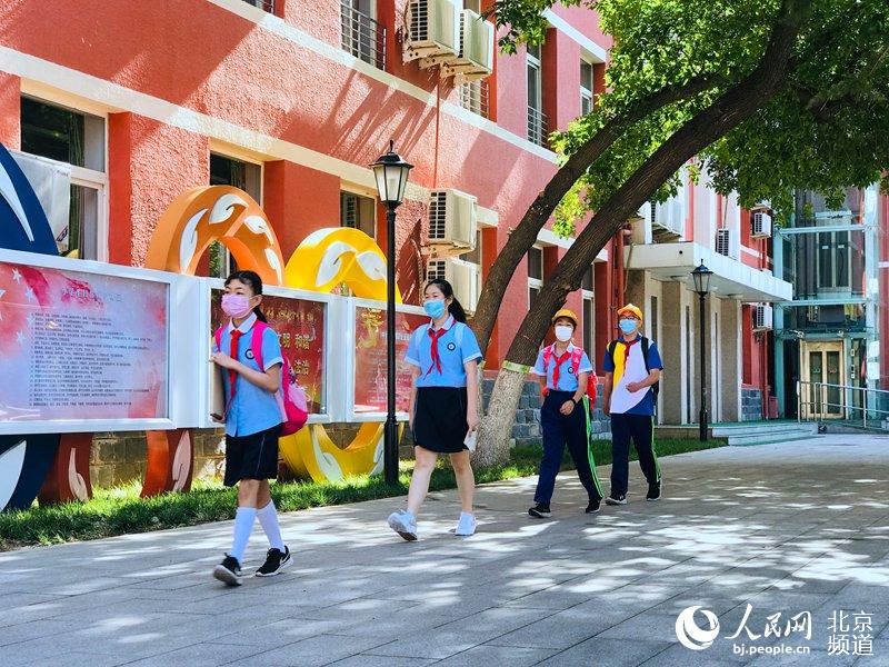 北京40余萬中小學生今日返校復課。人民網 董兆瑞攝