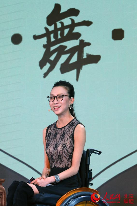 著名舞蹈家劉岩擔任本次晚會主持人。人民網尹星雲 攝