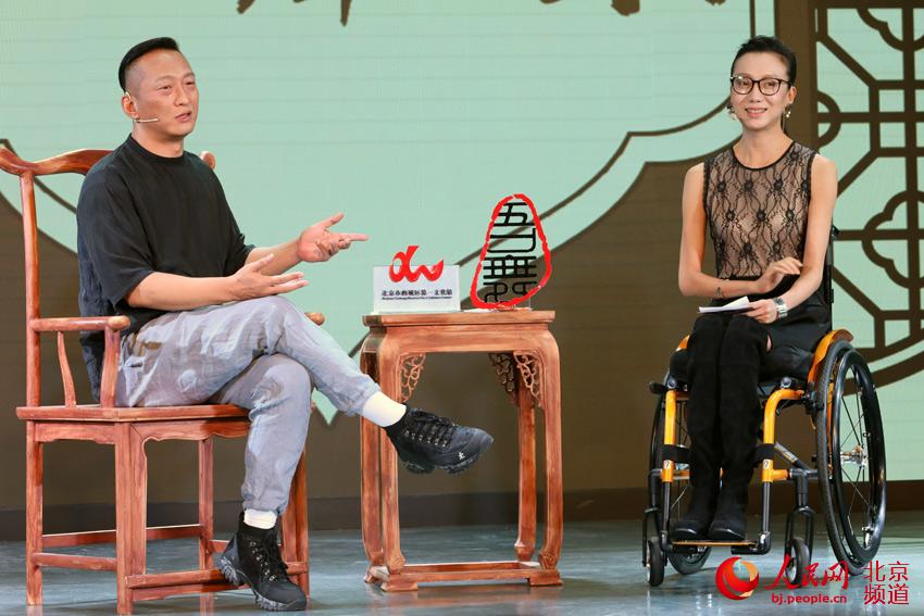 刘岩与国家一级导演何晓彬畅聊舞蹈艺术。人民网尹星云 摄