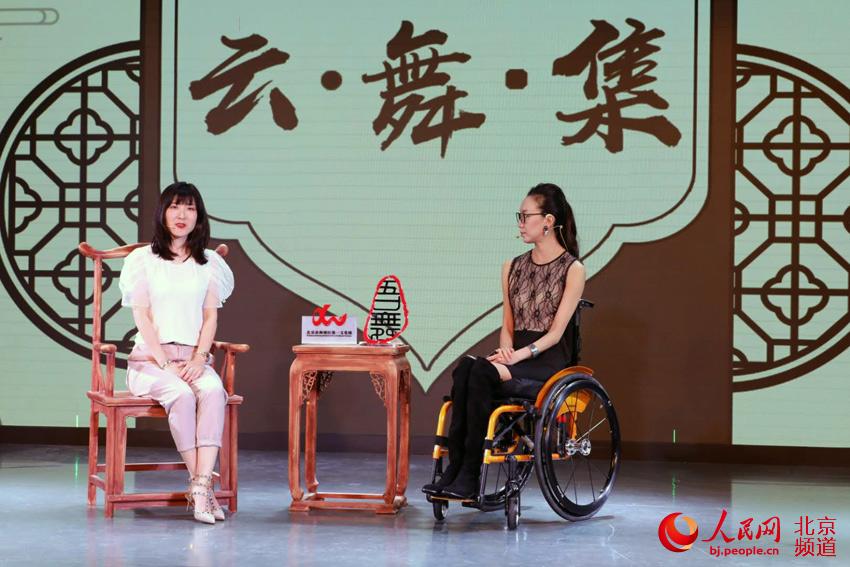 劉岩與赴武漢抗疫醫療隊的一線隊員暢聊舞蹈藝術中所傳遞的人文精神。人民網尹星雲 攝