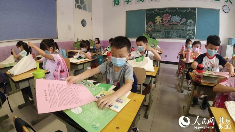 一年級“小豆包”入校收禮包。人民網 董兆瑞攝