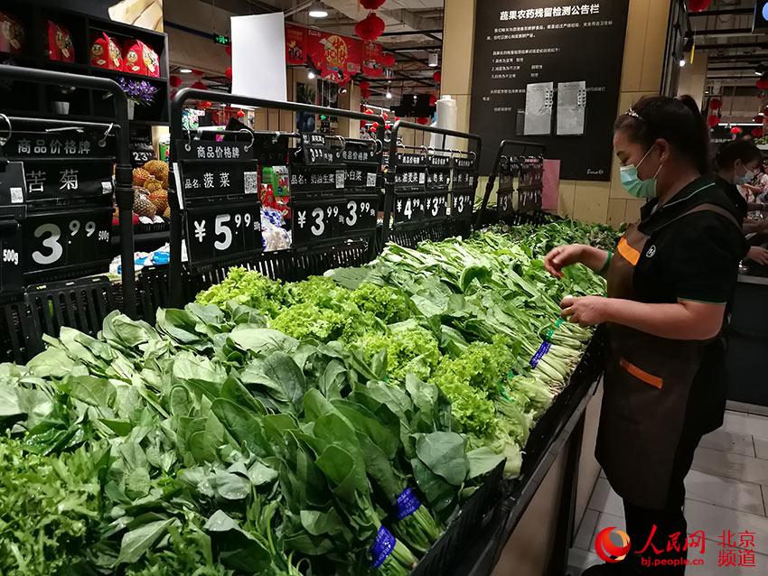 記者在北京市豐台區的一家超市看到，這裡蔬果供應充足。人民網尹星雲 攝