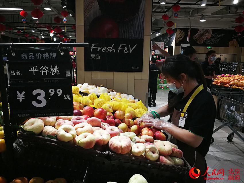 記者在北京市豐台區的一家超市看到，這裡蔬果供應充足。人民網尹星雲 攝