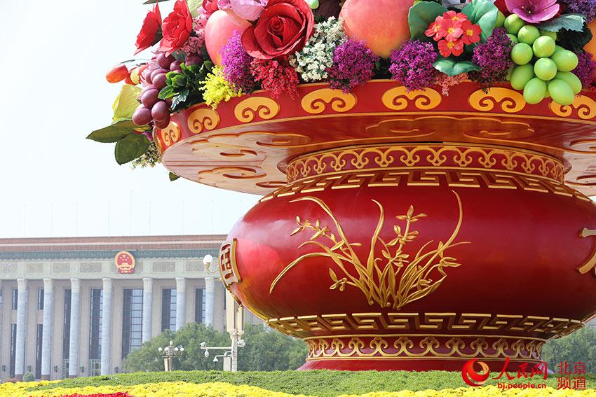 今天，“祝福祖國”主題花壇亮相天安門廣場。人民網尹星雲 攝