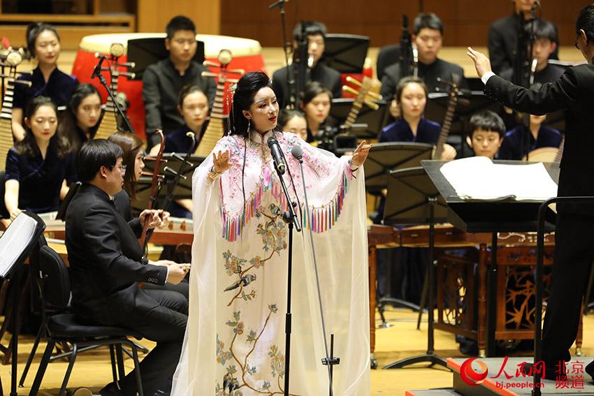 著名女高音歌唱家毛一涵擔任本場音樂會獨唱。人民網尹星雲 攝