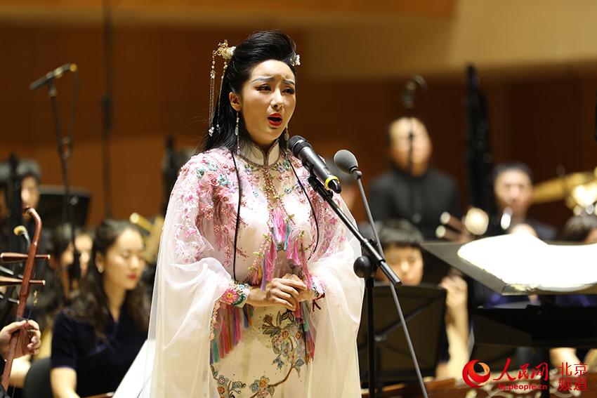 著名女高音歌唱家毛一涵擔任本場音樂會獨唱。人民網尹星雲 攝