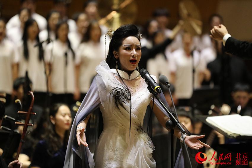 著名女高音歌唱家毛一涵擔任本場音樂會獨唱。人民網尹星雲 攝