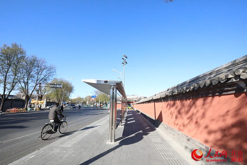 近日，有著近800年歷史的北京鼓樓西大街東段經過修繕、整治與更新后，正式亮相。人民網尹星雲 攝