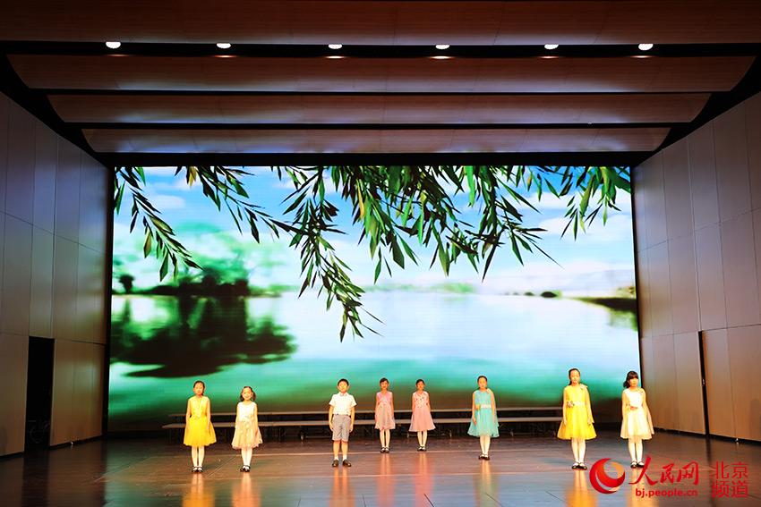 2021北京東城區新年詩會在北京喜劇院舉行。人民網 尹星雲 攝