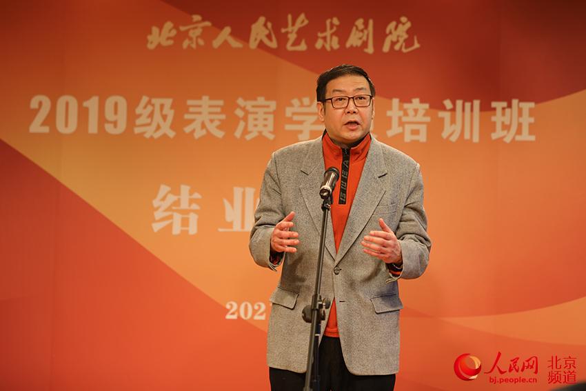 北京人藝院長任鳴在結業儀式上對學員提出希望和要求。人民網 尹星雲 攝