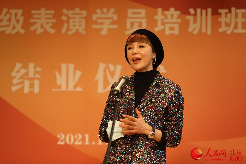 北京人藝著名表演藝術家岳秀清出席結業儀式。人民網 尹星雲 攝
