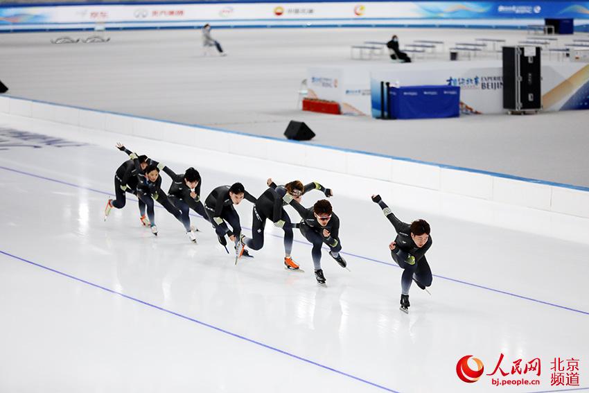 連日來，“相約北京”冰上項目測試活動速度滑冰比賽在國家速滑館“冰絲帶”舉行。人民網 尹星雲攝