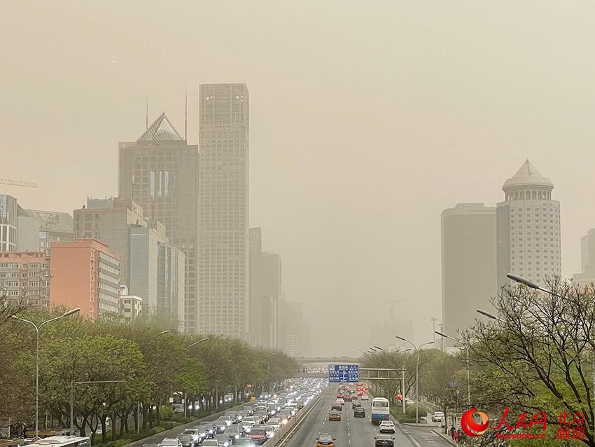 今天16時許，北京CBD附近受大風沙塵天氣影響，能見度明顯降低。人民網 尹星雲攝