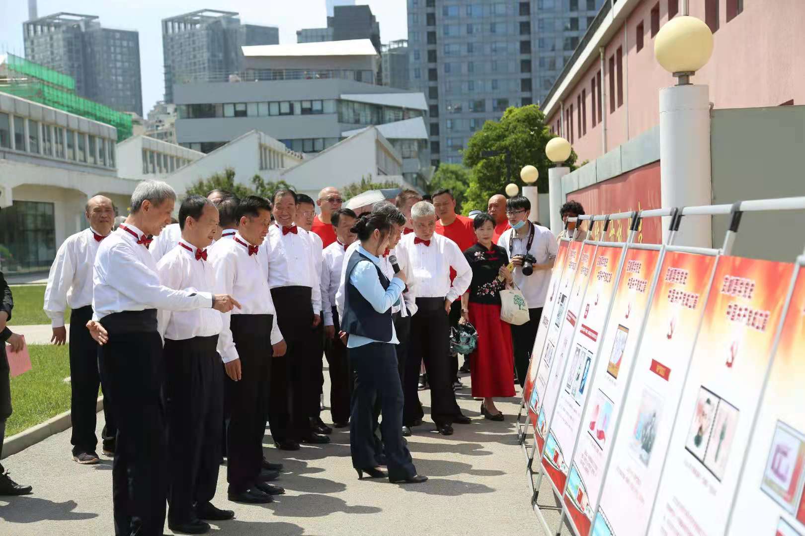 庆祝建党100周年 八里庄街道社区园区"双区"联动唱红歌