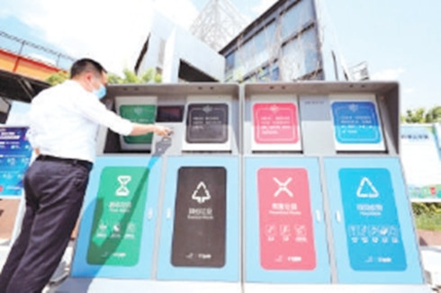 北京市国资委系统生活垃圾分类成效突出5月1日，新版《北京市生活垃圾管理条例》实施满一年。北京市国资委公布数据显示，全系统超11万党员参与"桶前值守"。