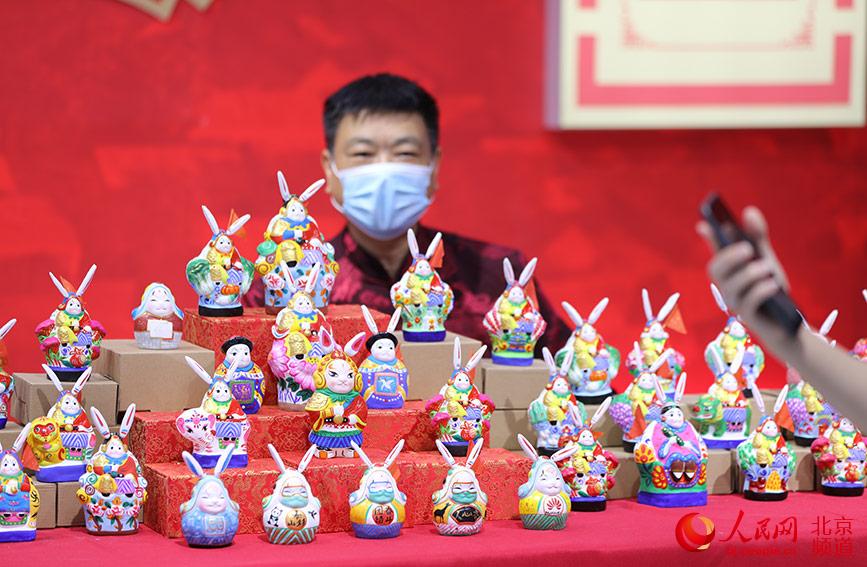 北京傳統吉祥物兔兒爺亮相服貿會。人民網 尹星雲攝