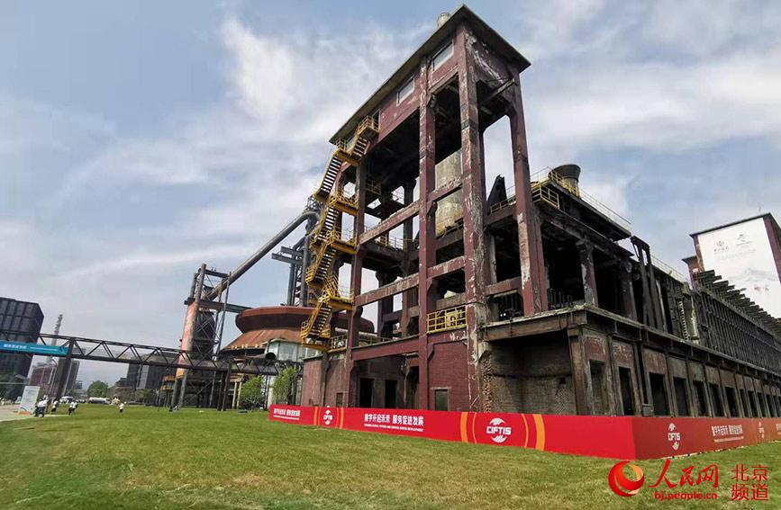首鋼園將現代展會與工業遺跡相融合。人民網記者 高星攝