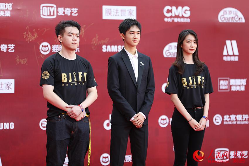 第十一届北京国际电影节开幕式红毯仪式在北京雁栖湖国际会展中心举行。人民网 尹星云摄