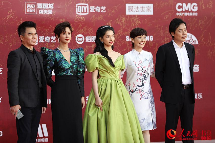 徐帆等亮相第十一届北京国际电影节开幕式红毯仪式。人民网 尹星云摄