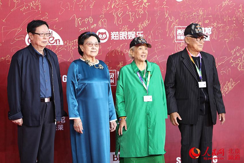 著名表演艺术家王晓棠、谢芳亮相第十一届北京国际电影节开幕式红毯仪式。人民网 尹星云摄