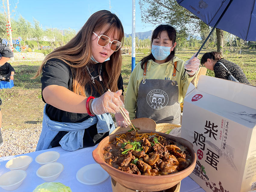 延慶區井庄鎮舉行第一屆豐收美食節。人民網 尹星雲攝