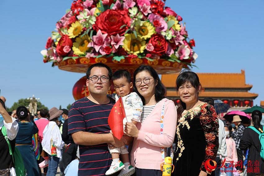 游人在“祝福祖国”主题花坛前拍照。人民网 尹星云摄