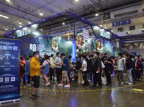 文化消費新體驗 電子游戲嘉年華在北京經開區舉辦5月15日、16日兩天，由機核網主辦的「核聚變」2021北京站——電子游戲嘉年華在北京經開區亦創國際會展中心舉辦。作為“電競北京2021”消費引領板塊重點活動內容之一，此次電子游戲嘉年華通過文化消費新體驗，以創新供給引領需求升級，進一步釋放文化消費潛力，助力北京經開區消費季系列活動開展。據介紹，電子游戲嘉年華活動集結了共有國內外50余家展商參展，觀展人可到此現場體驗各類電子游戲、桌游等。
