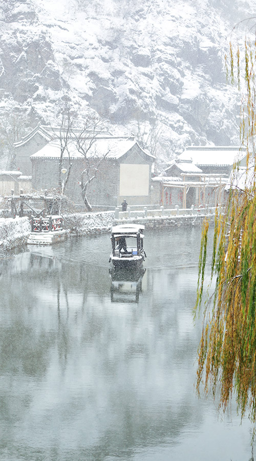 北京迎初雪 古北水镇展现“北国江南”冰雪画卷。陈永利 摄