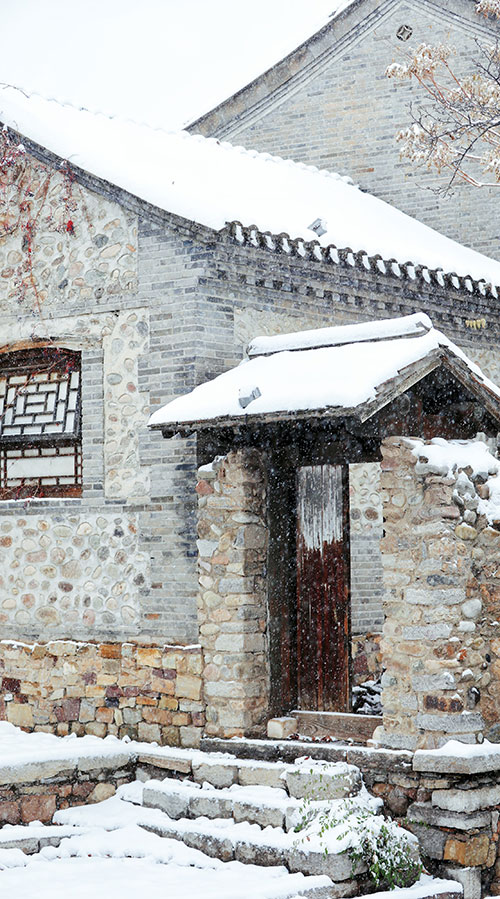 北京迎初雪 古北水镇展现“北国江南”冰雪画卷。陈永利 摄