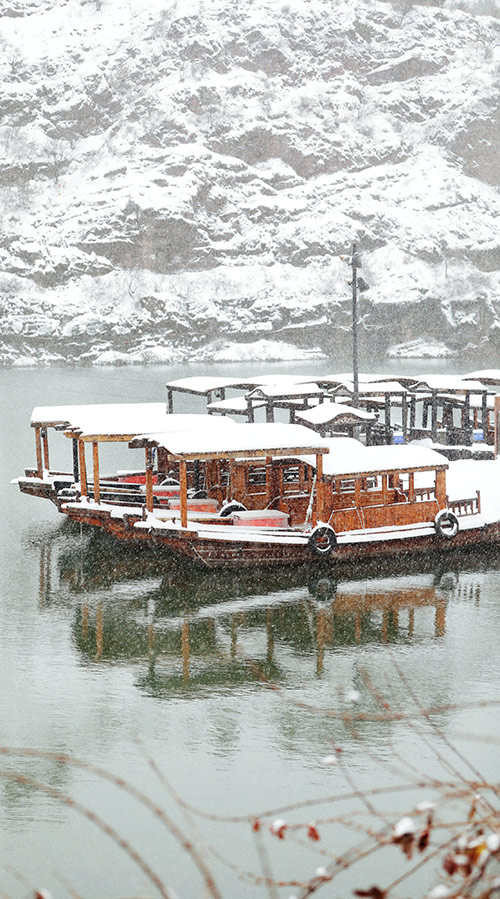 北京迎初雪 古北水镇展现“北国江南”冰雪画卷。陈永利 摄