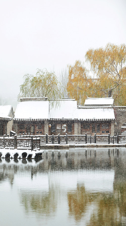 北京迎初雪 古北水镇展现“北国江南”冰雪画卷。陈永利 摄