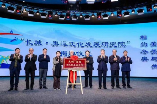 人民网>北京频道>文化> 延庆区委书记穆鹏表示,延庆区坚守生态涵养区