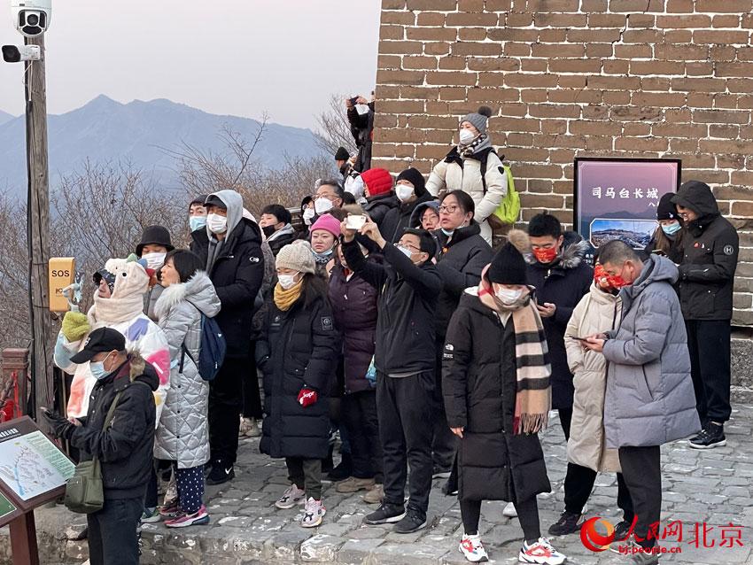游客在司馬台長城觀賞新年日出。人民網 尹星雲攝