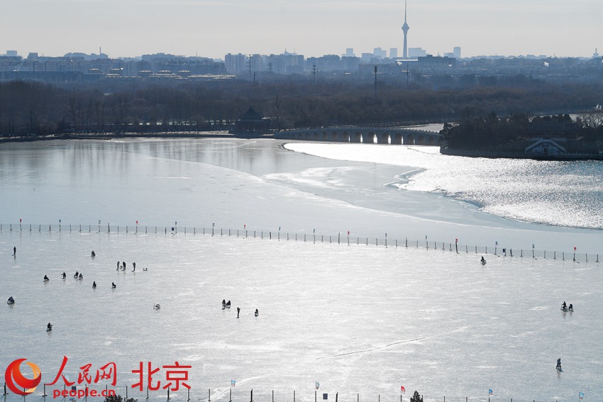 北京最大的天然冰場——頤和園冰場正式迎客。 人民網 池夢蕊攝