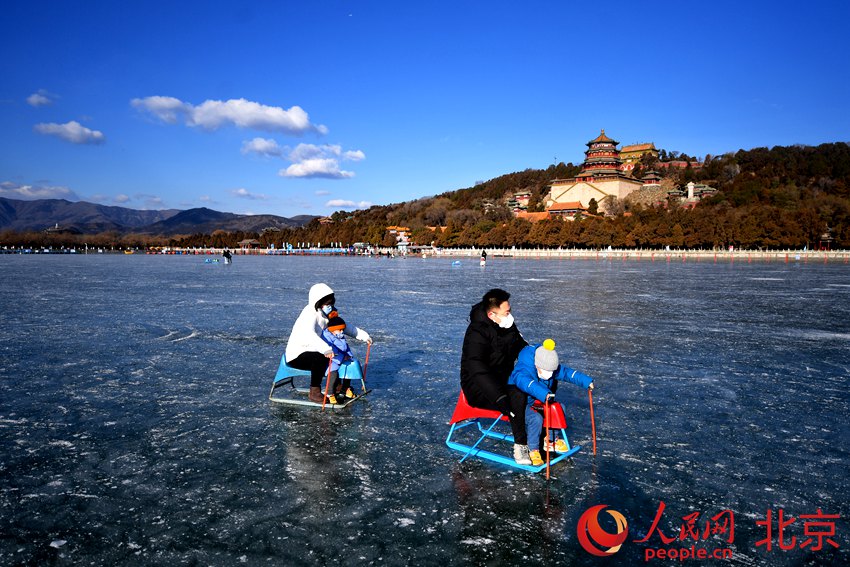 北京最大的天然冰場——頤和園冰場正式迎客。 人民網 池夢蕊攝