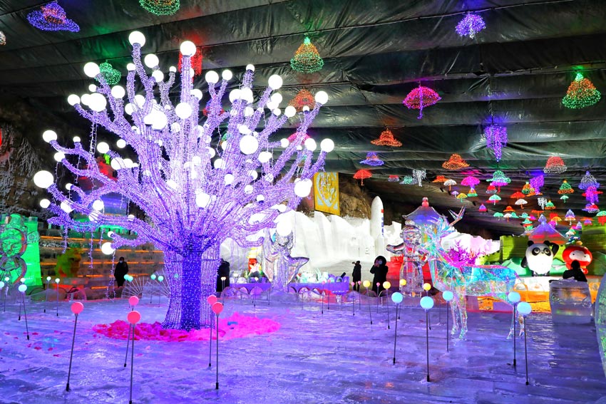2022年北京龍慶峽冰燈冰雪季開幕。張延攝